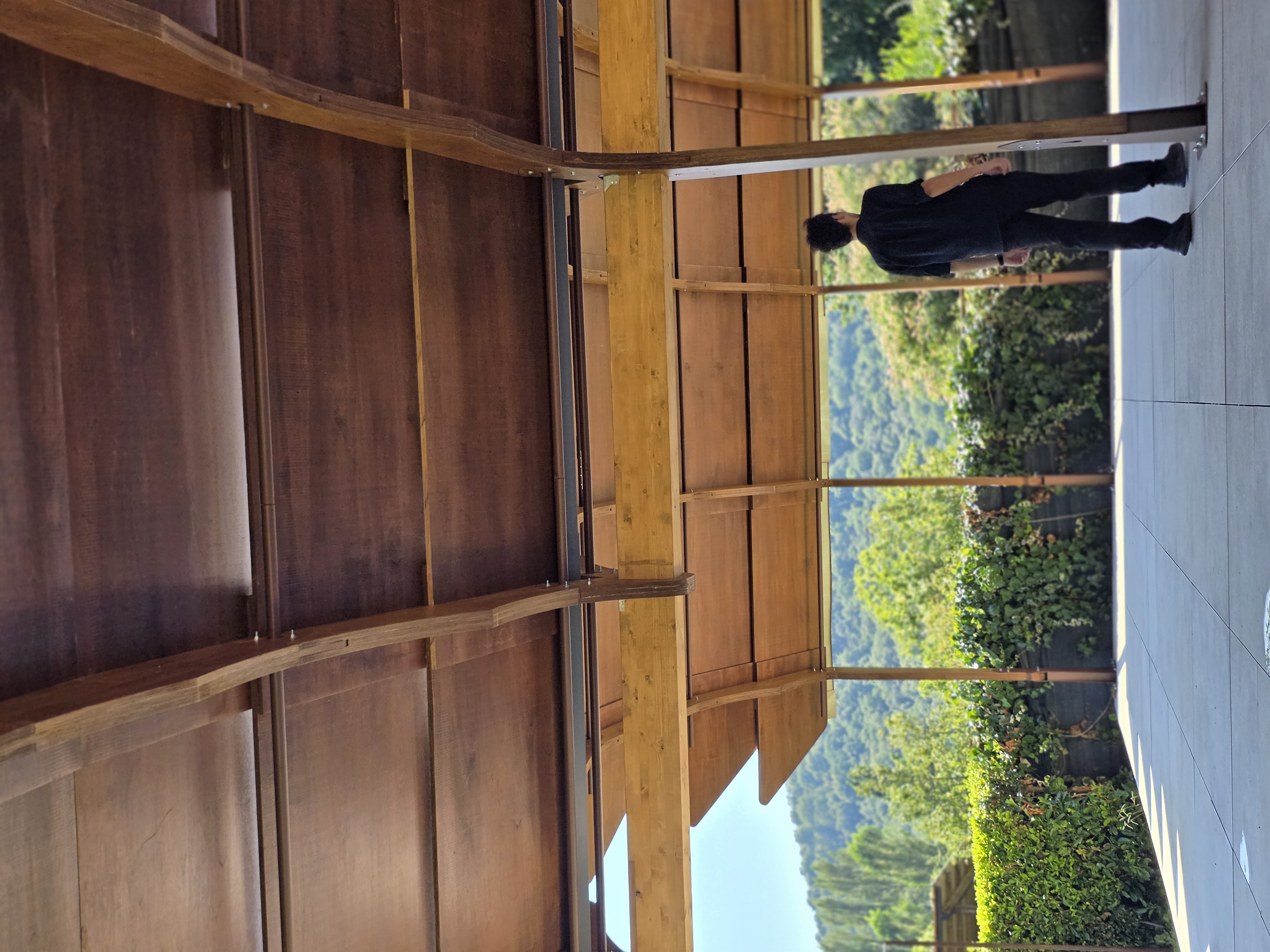 Padiglione in Molise: galleria di archi in legno verso il paesaggio