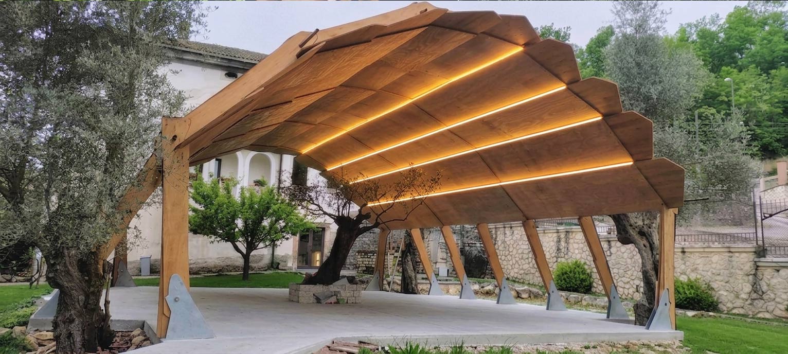 Dettaglio materico — copertura in legno con luce integrata