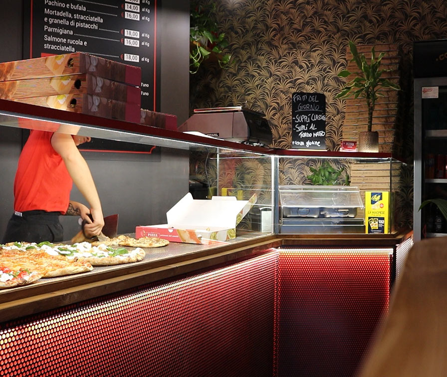 Pizzeria con banco pizze e carta da parati botanica